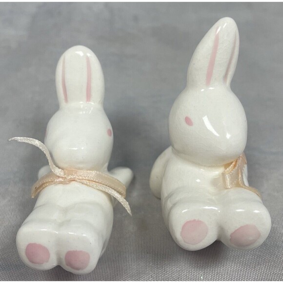 2 VINTAGE Playful CERAMIC WHITE BUNNY FIGURRINES WHITE/PINK/BOWS FROM TAIWAN 2" - Picture 4 of 11